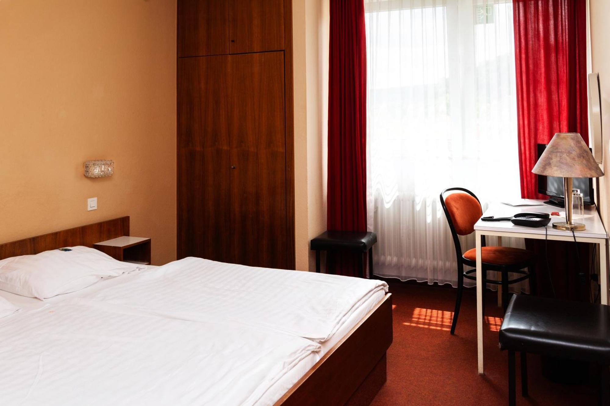 Hotel Meran Hallenbad & Sauna Saarbrücken Zewnętrze zdjęcie